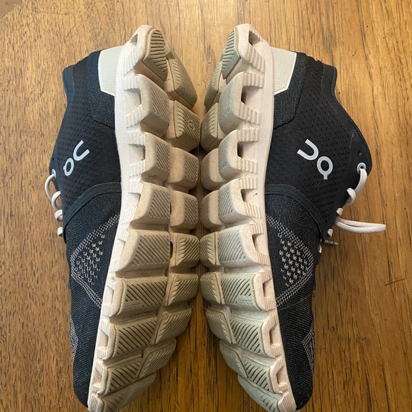 On Cloud tennis shoes (worn) - Picture 3 of 3
